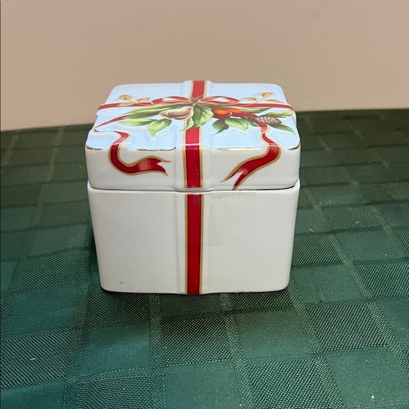 CERAMIC CHRISTMAS PRESENT
CANDY DISH - Picture 2 of 9